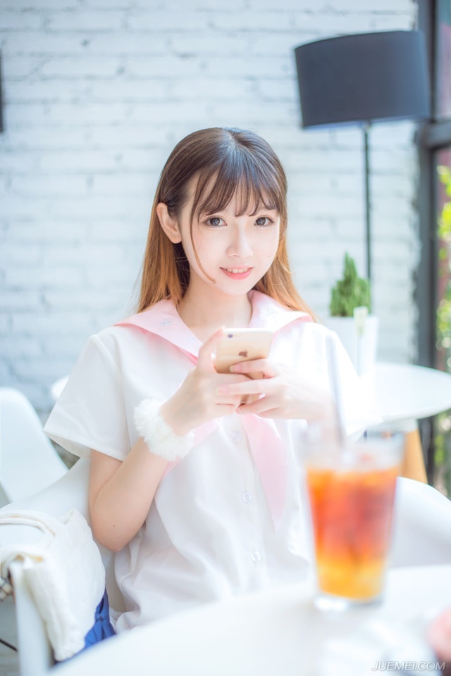 “你二人迅速将白水、葭萌两关占据，我会派人通知魏延将军押送汉中粮草前来，可解燃眉之急，刘璝、邓贤两位将军在蜀中人脉甚广，可迅速派人前往各城游说，说服各城投降，支援一些军粮，有这些，足矣支撑我军抵达成都！”庞统笑道。